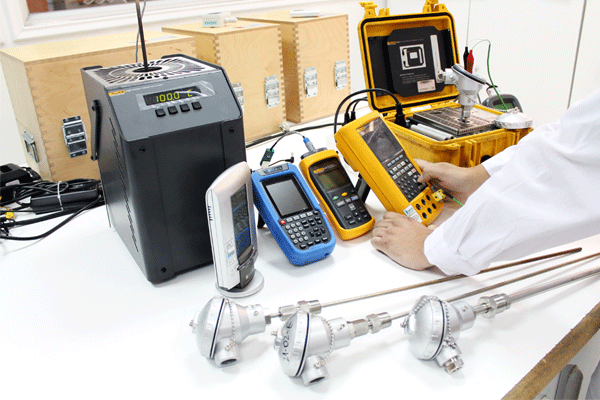 Metrólogo calibrando transmisor en el laboratorio de Indutecnica.